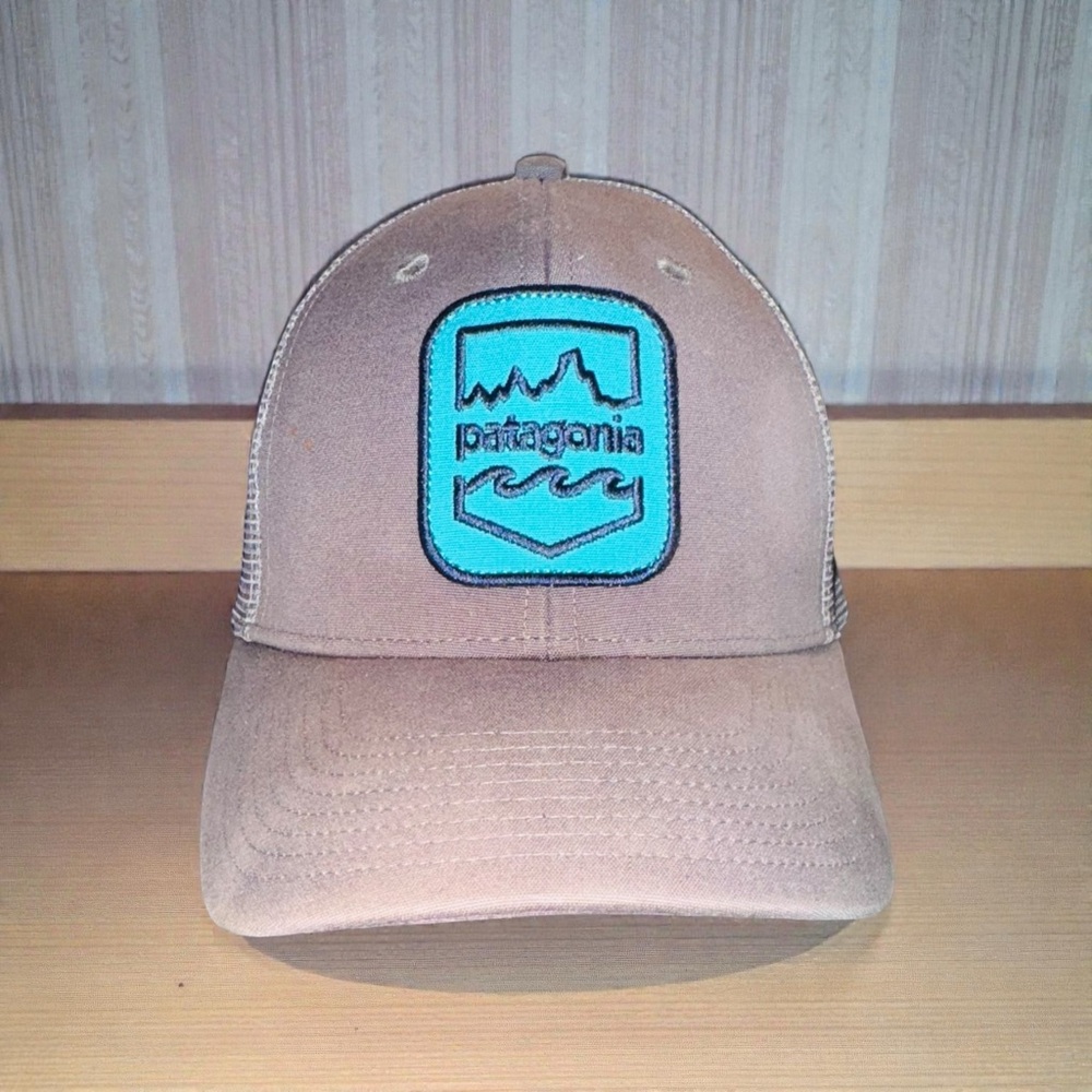 P-6  Distressed Patagonia Badge Snap Back Trucker Hat Cap Mesh Hiking EUC